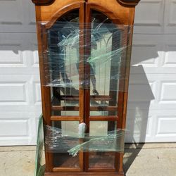 Curio cabinet/glass display case with three shelves and light