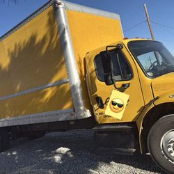 26ft. BOX TRUCK FRIGHTLINER 2014