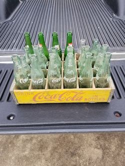 VINTAGE Coke crate W/24 bottles.