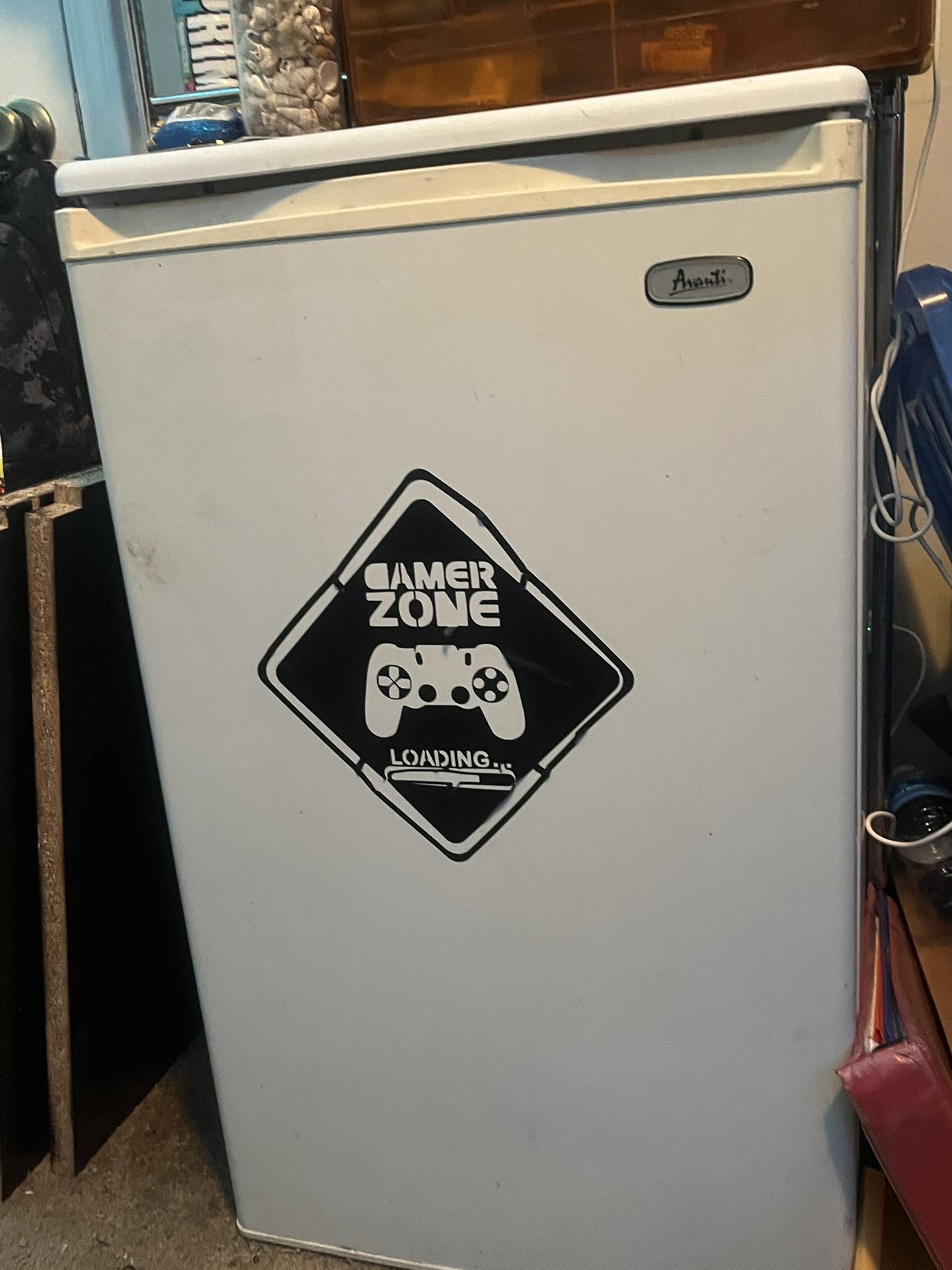 Big Mini Fridge Make Offers Please . Just need Gone