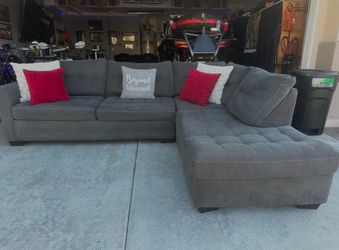 Perfect condition gray Ashley’s sectional couch !!