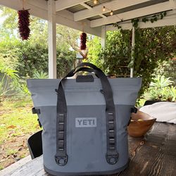 YETI Hopper M30 Soft Cooler – Like New 🧊