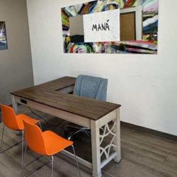 Escritorio, 2 Sillas , Espejo Grande , 1 Silla Rotativa