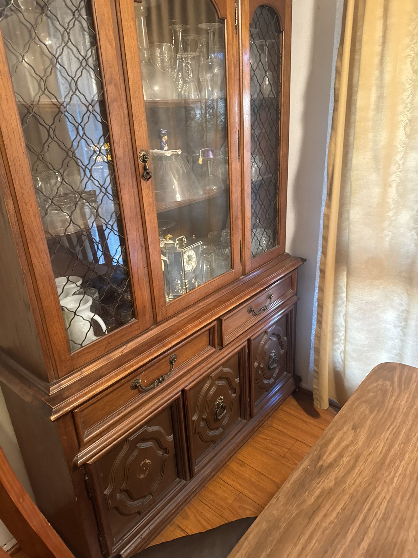 China cabinet and banquet cabinet excellent condition