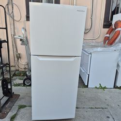 24" Fridge like new condition $220
