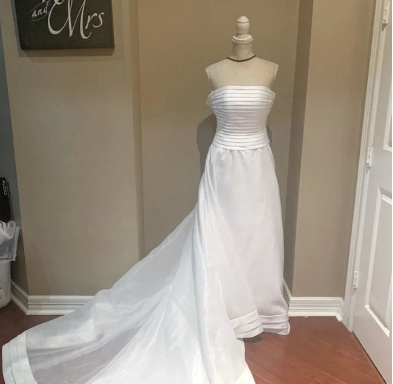 Size 8 Wedding dress (straps Optional)