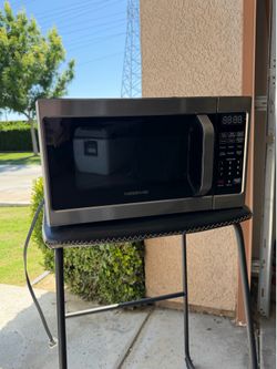 Farberware 0.7 Cu. Ft. Countertop Microwave Oven  700 Watts Power