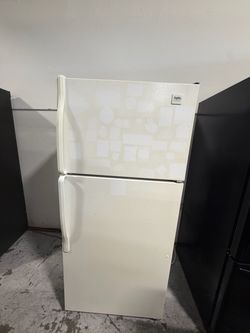 Inglis White Top-Freezer Refrigerator