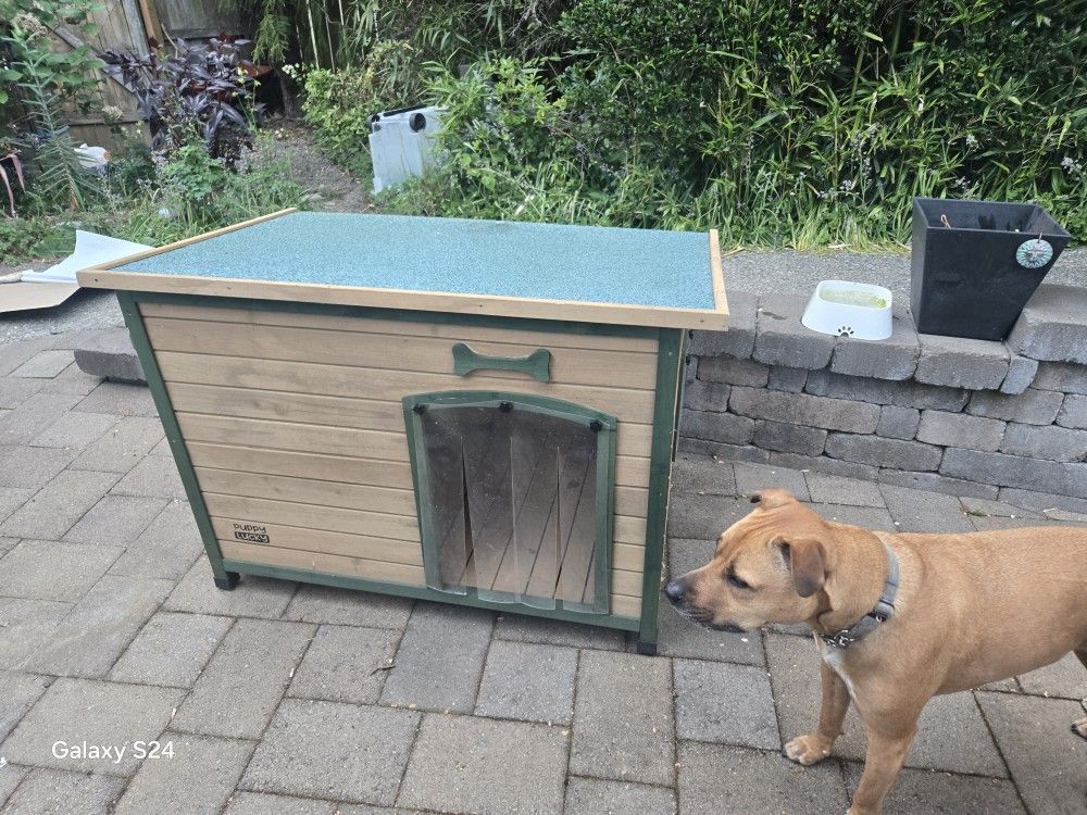 Cedar DOG HOUSE