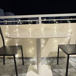 Modern White Table – Excellent Condition