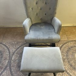 Sillón Con Su Sillita Para Poner Los Pie.