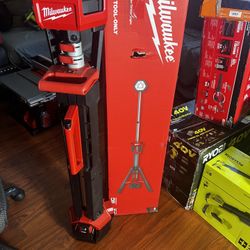 MILWAUKEE TOWER OF LIGHT DIAL POWER  M18 18-Volt Lithium-Ion Cordless Rocket Dual Power Tower Light (Tool-Only