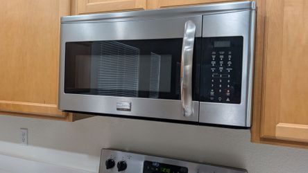 Stainless steel Frigidaire microwave - works excellent