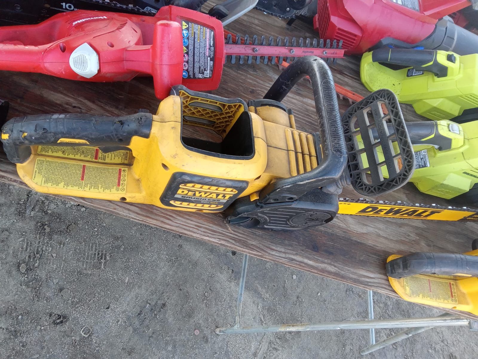 DEWALT 60V MAX 16in. Brushless Battery Powered Chainsaw Tool Only