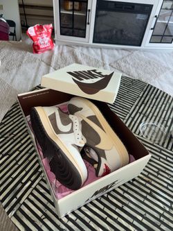 Travis Scott reverse mocha’s men’s US size 9 brand new with all the laces and pure suede