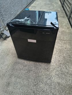 INSIGNIA MINI FRIDGE IN EXELENT WORKING CONDITION FOR ONLY $65