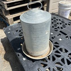 Waterer / Heavy Duty Little Giant 3 gal Steel Poultry Waterer by Miller. In Fair Condition with no Dents nor Warped, with Normal Use Only !!