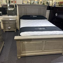 Lettner Light Gray Bedroom Set (Bed, Dresser, Mirror, Nightstand) /P