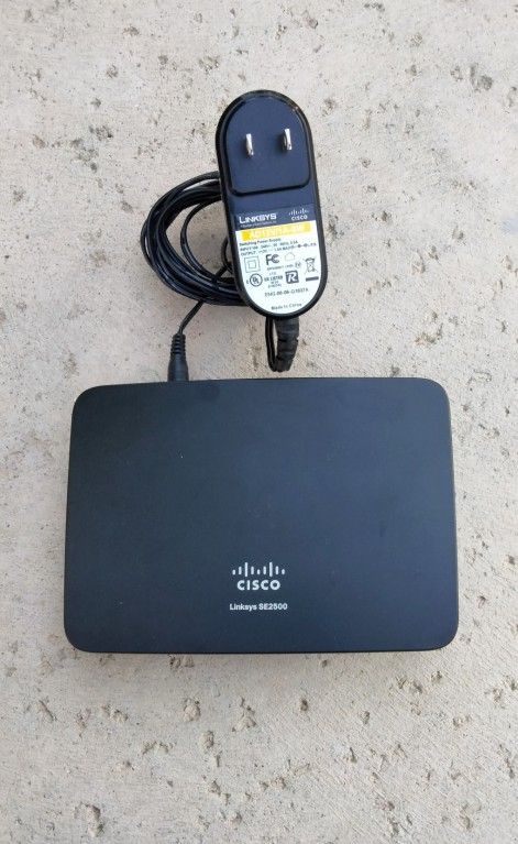 Cisco Linksys SE 2500 - 5 Port Gigabit Ethernet Switch Router W/Adapter 