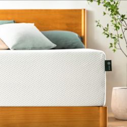 Zinus Queen Mattress,has Small Scuff Of Dirt, See Pics