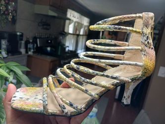 VINCE CAMUTO heels