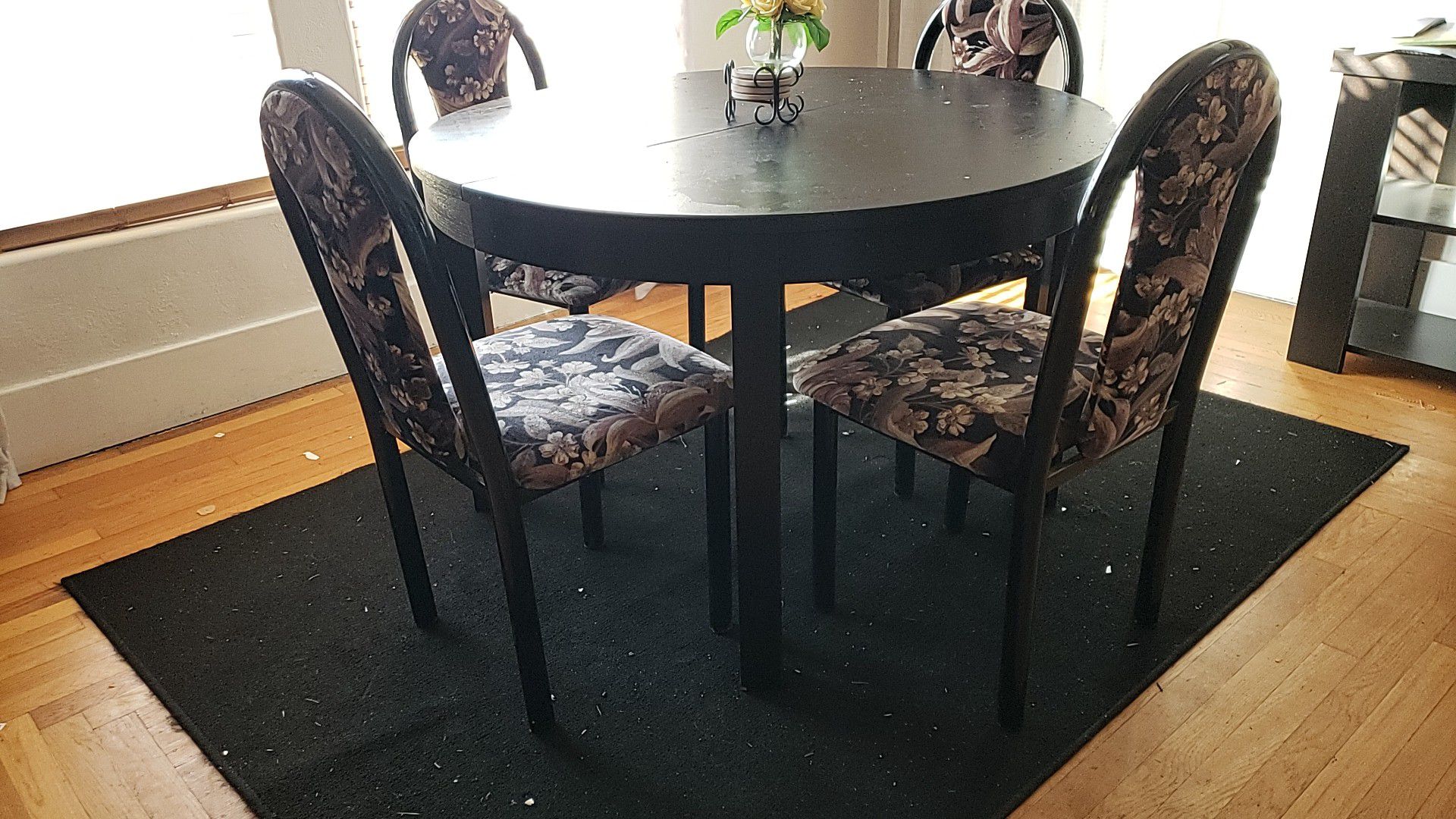 5 piece dinning set, the table is made out of wood chairs are metal