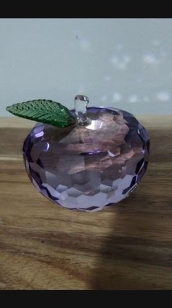 SIMON DESIGN VIOLET CRYSTAL APPLE PAPERWEIGHT - A90