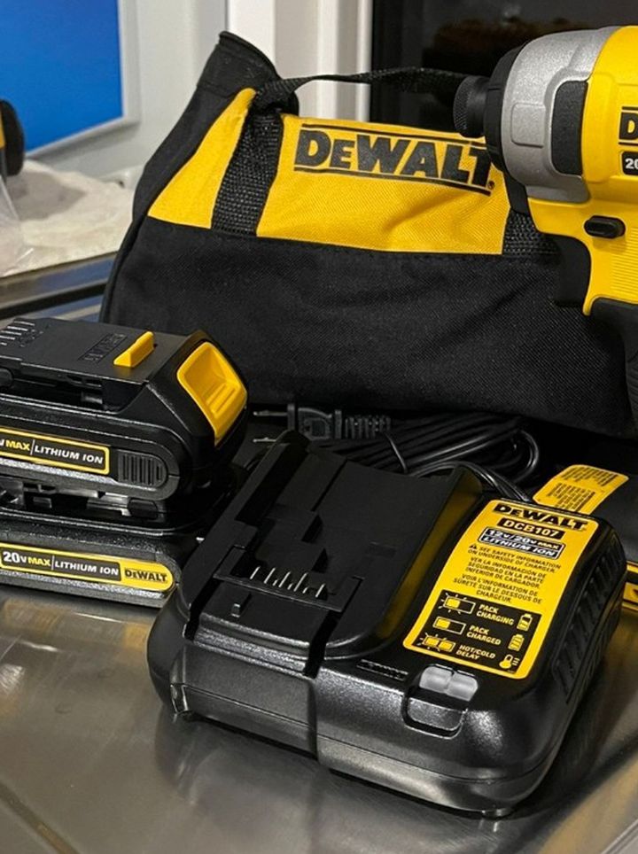 New Dewalt 20v Max 1/4" Impact Kit With 2 Batteries And Charger