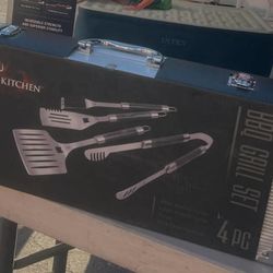 Hell’s Kitchen 4-Piece BBQ Grill Tool Set – Stainless Steel – Storage Case – New
