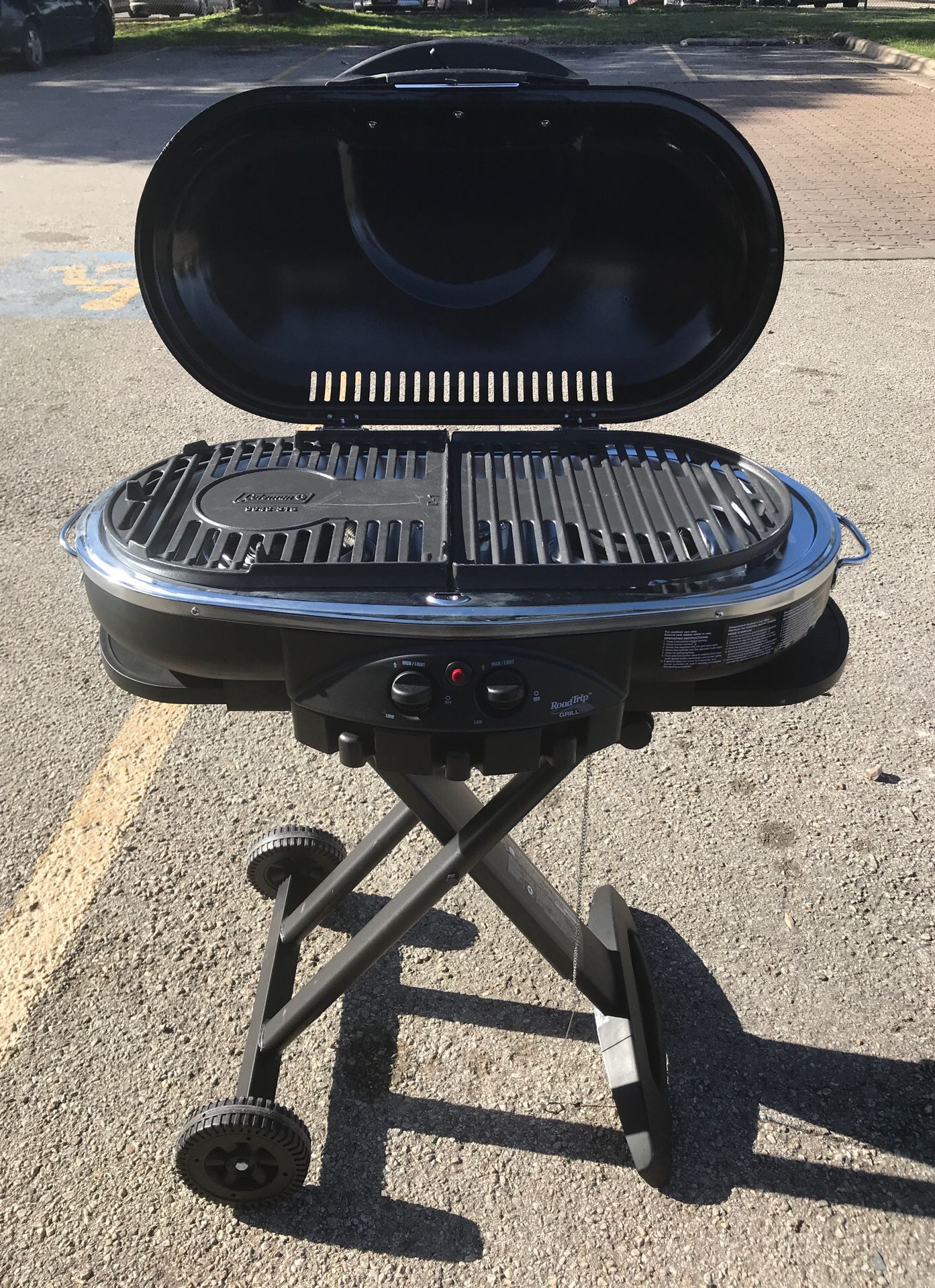 Coleman Roadtrip Propane BBQ Grill 2 burners 10,000 BTU EACH rolling/stand light wight new condition all black
