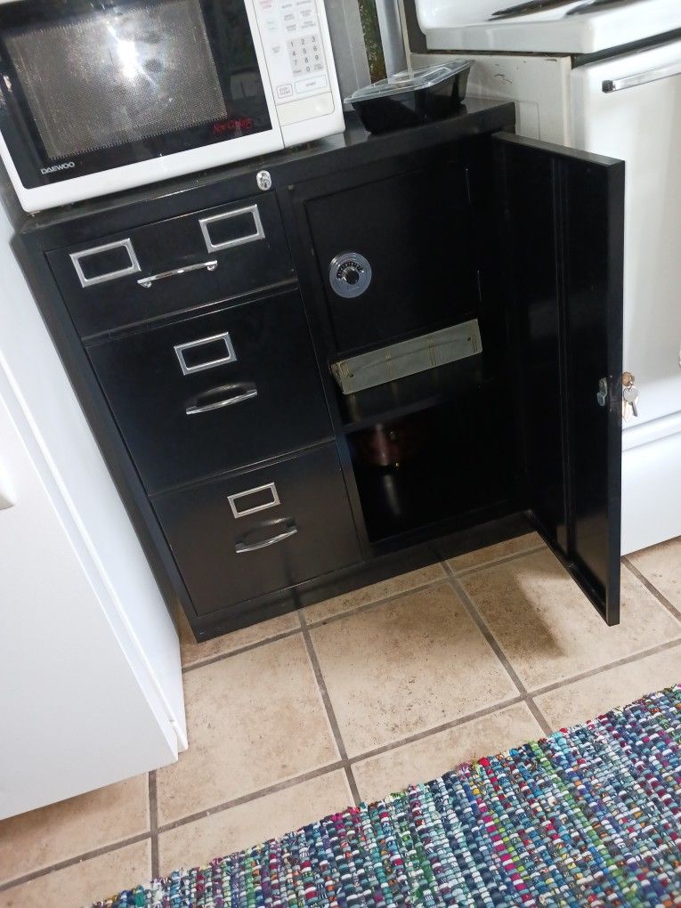 SAFE/FILE CABINET 