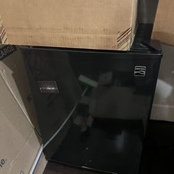 Kenmore 2.5 Cu-ft Refrigerator 