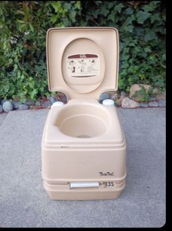 Porta Potty  Toilet Portable Convenient Use Flushes  Excellent Condition Porta Potti