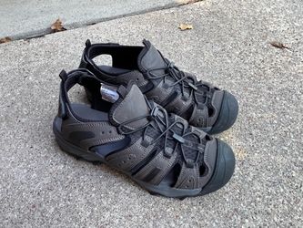 Men’s gray and black closed-toe hiking sandals size 9
