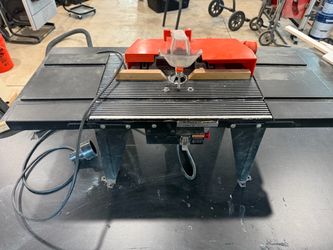Router table with router