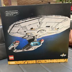 Star Trek U.S.S Enterprise NCC-1701-D  and Type 15 Shuttle pod