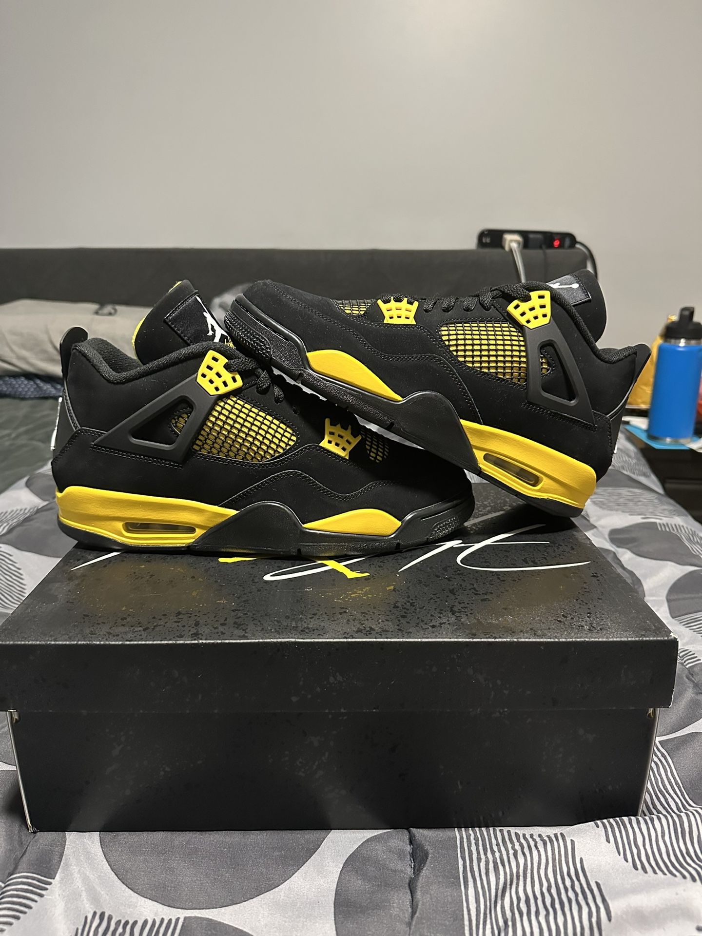 DS Jordan 4 Retro Thunder Sz 11.5