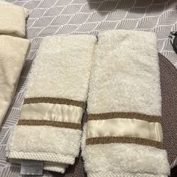 2 bathroom towels