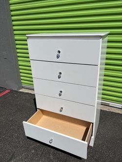 Clean White 5 Drawer Chest✨