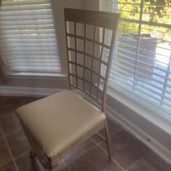 Great condition, dining room/kitchen table 6 chairs