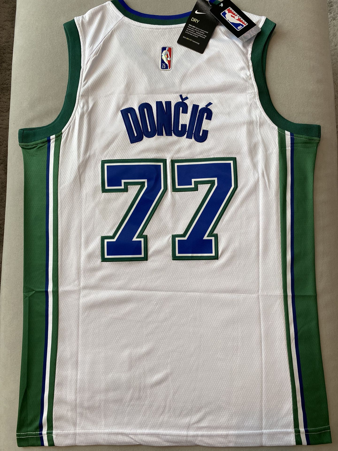 Dallas Mavericks Luka Doncic Jersey for Sale in Los Angeles, CA - OfferUp