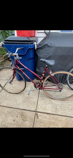 Schwinn World Sport | Derailer broken tire dry rotted SELLING AS IS- WHAT YOU SEE IS WHAT YOU GET