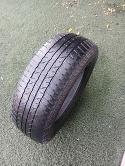 Solo una usada buenas condiciones 225/65/17 no cracks no licks no parches $25 obo