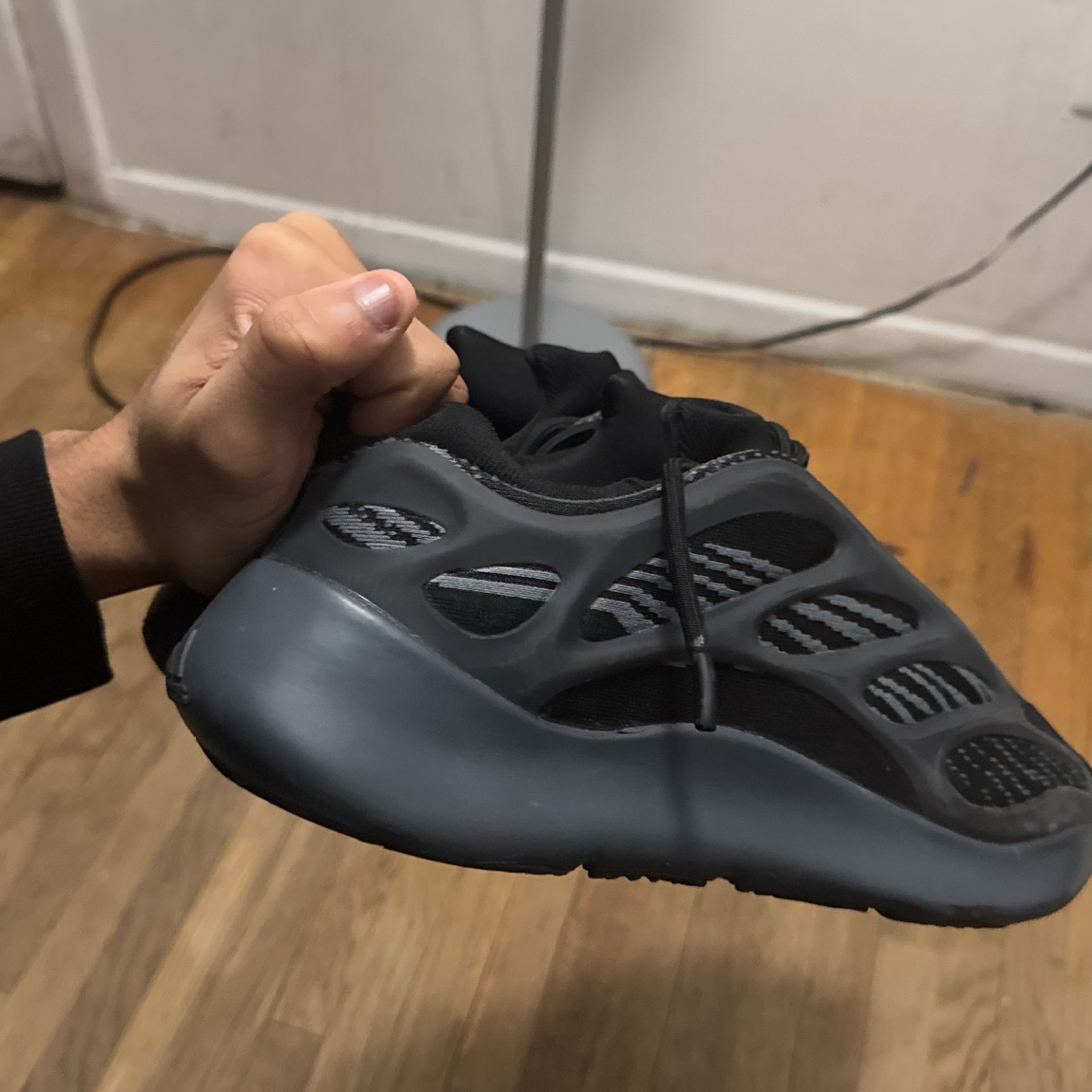 YEEZY 700 “DARK GLOW “ - MENS SIZE 9 GOOD CONDITION Yeezy 700 V3  main image 3