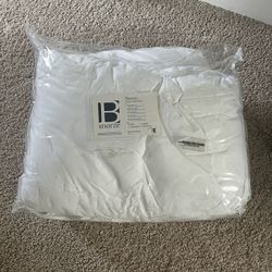 Brand New Snooze Cloud Comforter Oversized Queen 