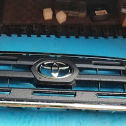 2016-2022 Toyota Tacoma grill with chrome trim