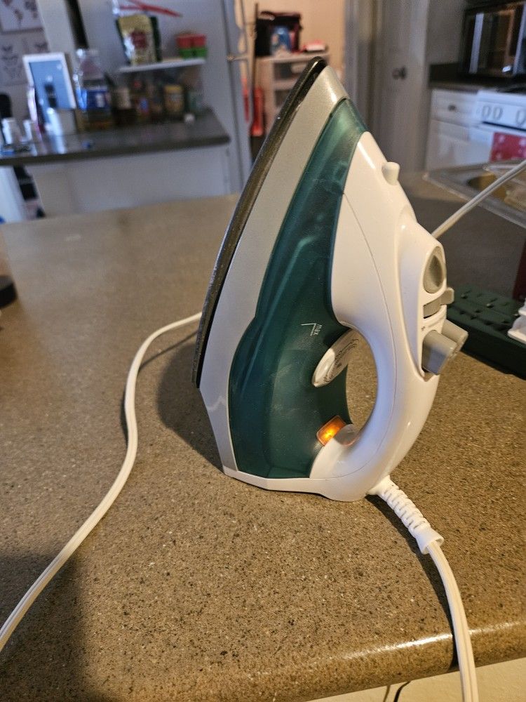 Intertek Clothes Iron – Like New