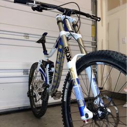 Giant Glory Downhill Mountain Bike (M)