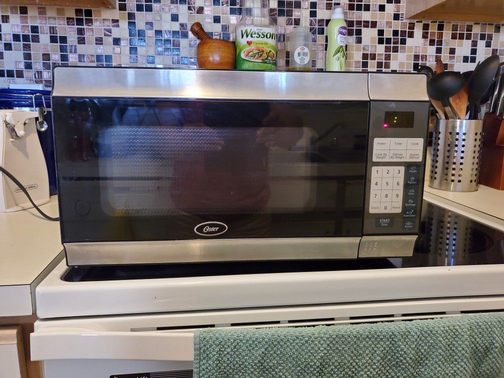 OSTER 700 WATTS MICROWAVE OVEN