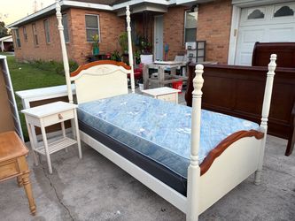 Four-Poster Bedroom Set